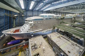 Die Ovation of the Seas in der Halle wenige Tage vor dem Ausdocken.